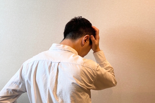 症状を一人で抱え込み悩む男性のイメージ