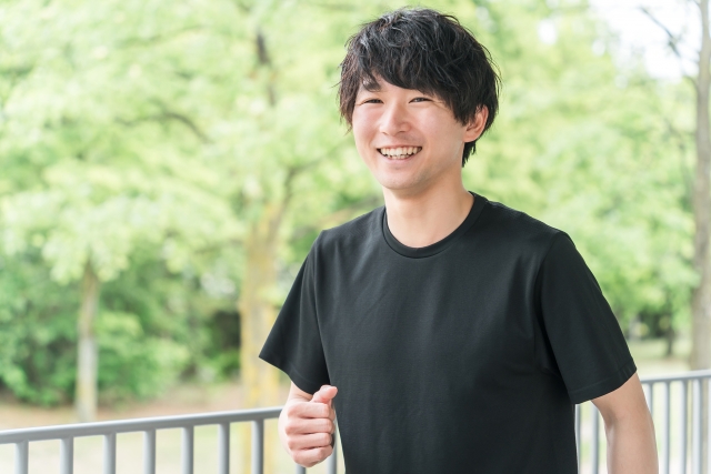 生活習慣を見直し前向きに過ごす男性のイメージ