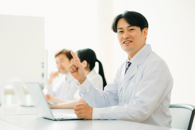 治療の選択肢について説明する医師のイメージ