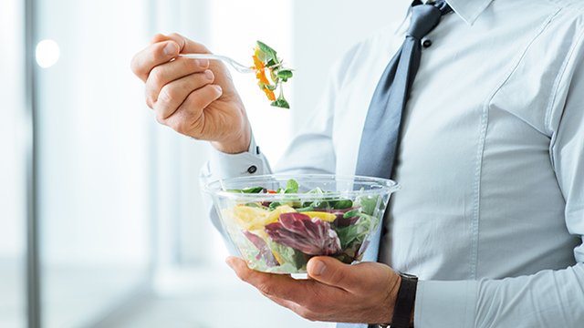 バランスの良い食事を意識する男性