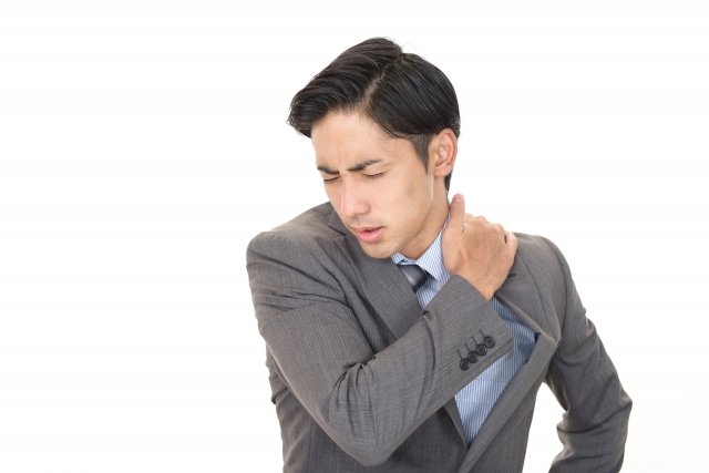 だるさの原因がわからず悩む男性