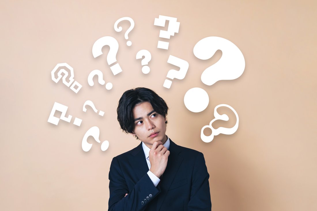 自宅で軽い運動をする男性