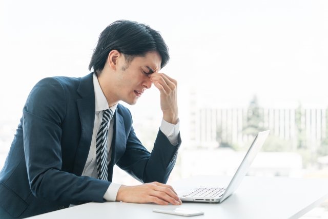 十分に寝ても疲れが取れない男性